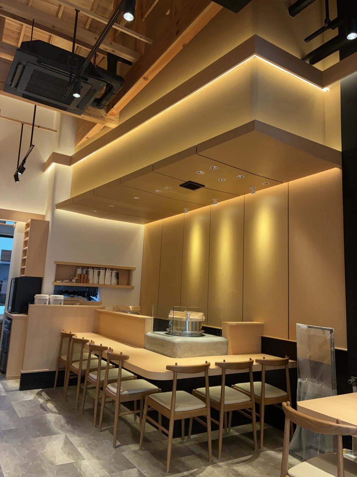 わだ福様の木目の客席とカウンター。間接照明が店内を照らす。