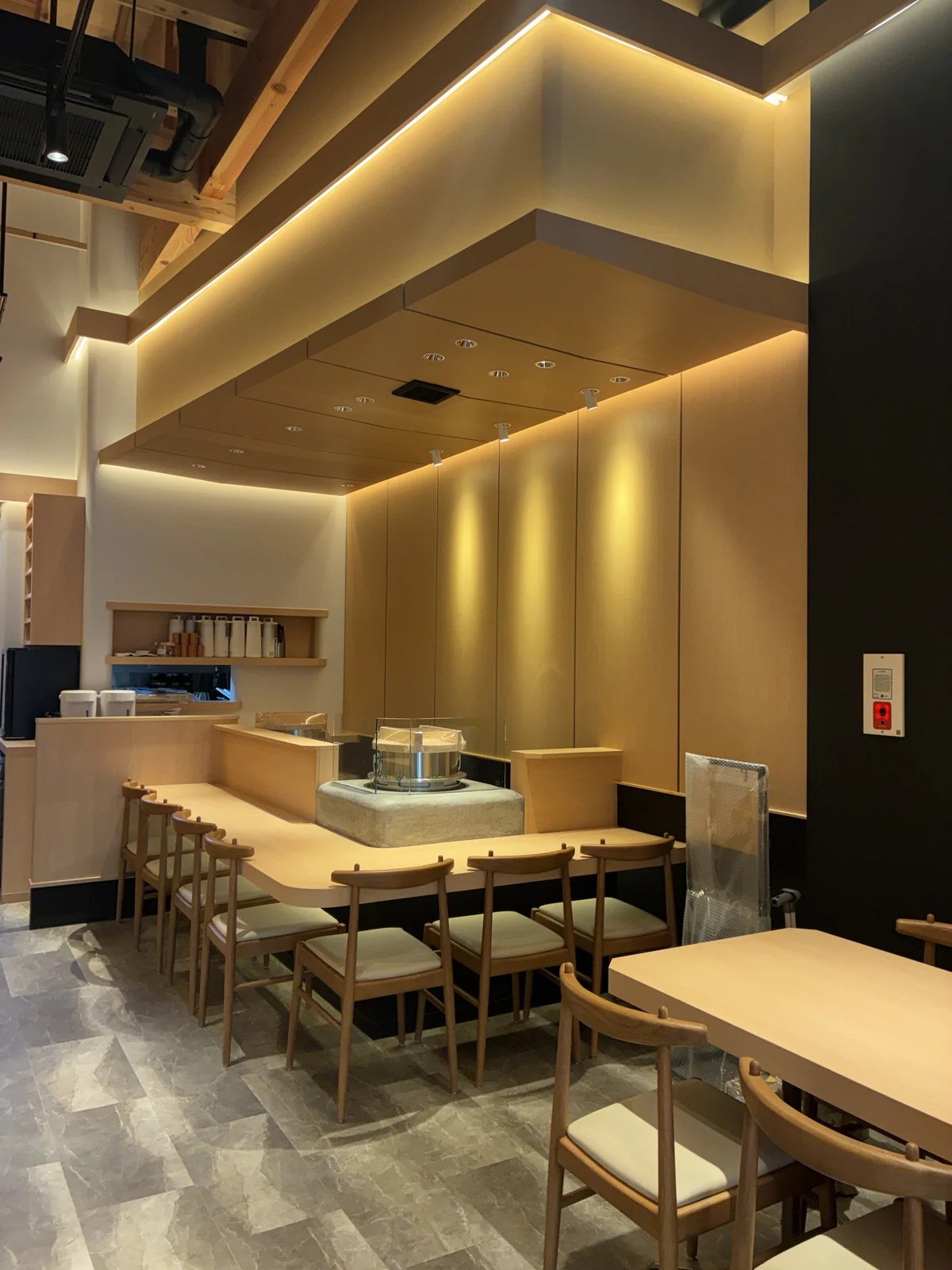 間接照明と木の家具を組み合わせた店内
