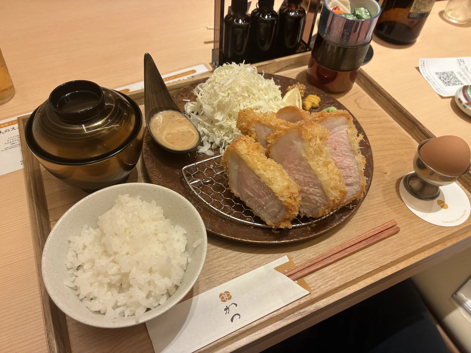 とんかつを盛り付けた皿とご飯や汁物の器